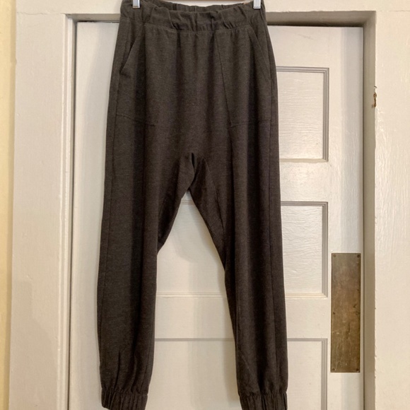 Lunya Restore Set - Muscle Tee Tank + Draped Joggers Gray XS - Picture 2 of 6